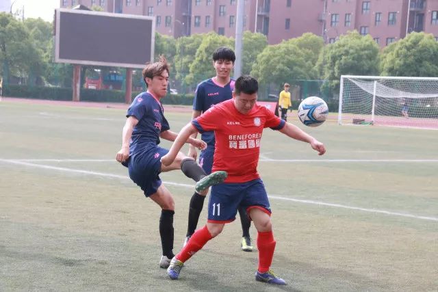吴彦祖与妻子素颜同框，夫妻二十三年后再同台引发讨论